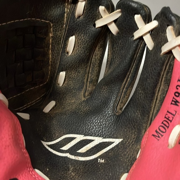 9” worth pink and black baseball glove - Picture 4 of 6